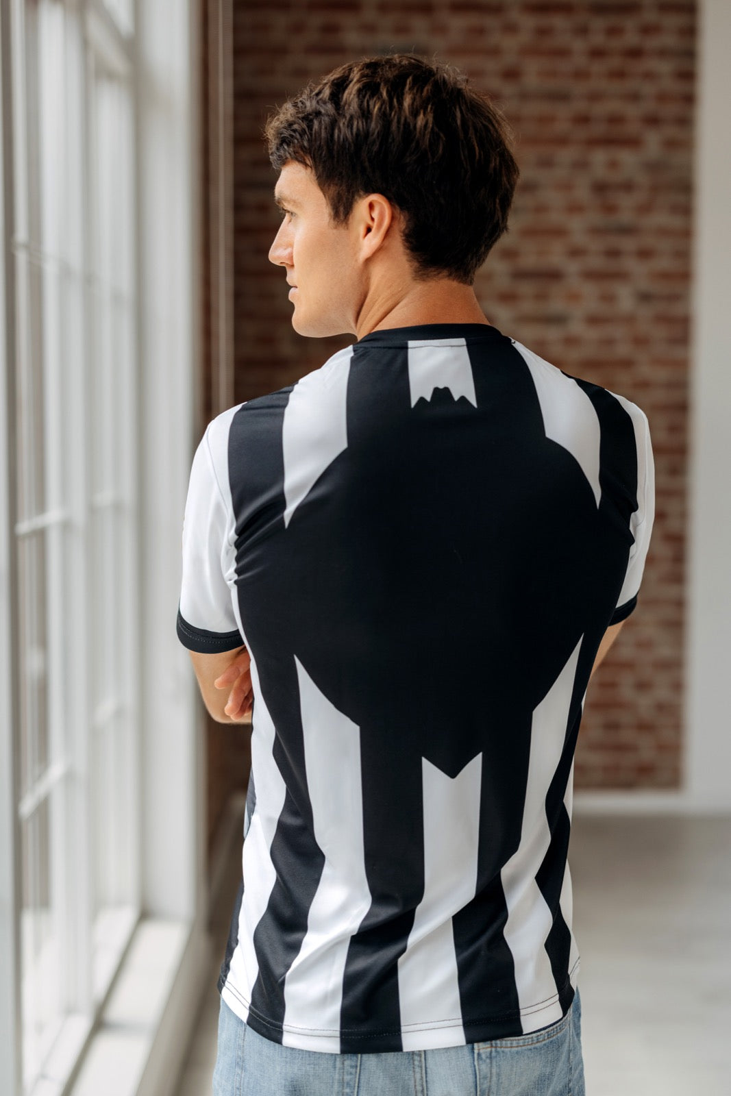 Zadnja strana Partizan Esports dresa 2026/27 na muškarcu