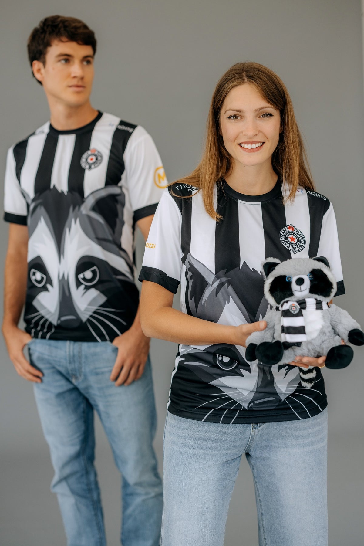 Par u Partizan Esports dresovima 2026/27, devojka drži rakuna Blekija