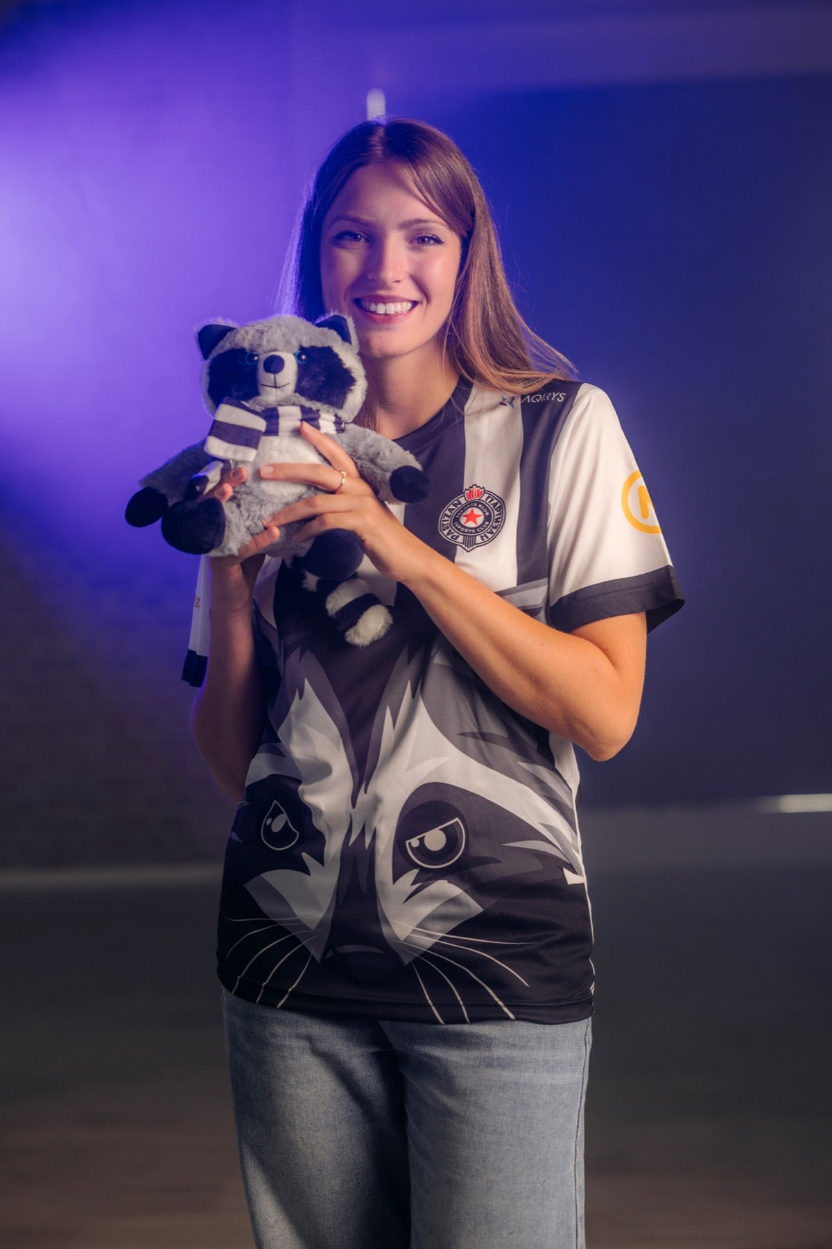 Navijačica u Partizan Esports dresu 2026/27 drži Blekija