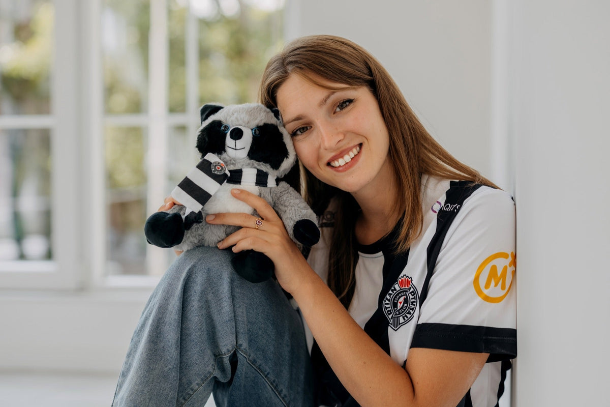 Devojka u Partizan dresu grli plišanog Blekija