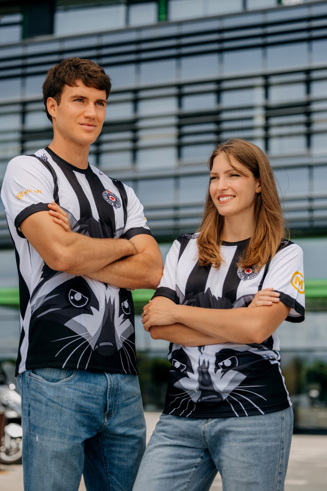 Muškarac i žena u Partizan Esports dresu 2026/27