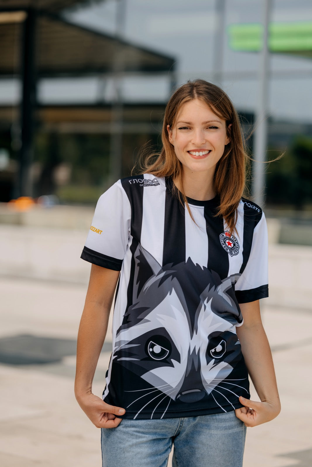 Žena u Partizan Esports dresu 2026/27